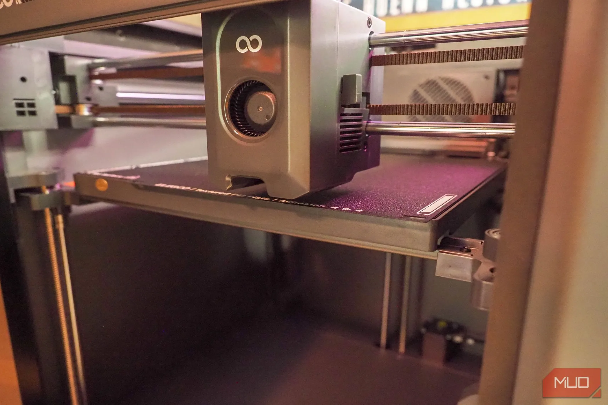 Máy in 3D Elegoo Centauri Carbon đang thực hiện quá trình cân bằng bàn in tự động, một tính năng giúp khởi động dễ dàng.