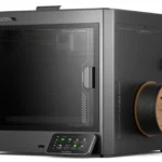 Máy in 3D Elegoo Centauri Carbon với thiết kế buồng kín màu trắng, nhìn từ góc cạnh, thể hiện sự gọn gàng và hiện đại.