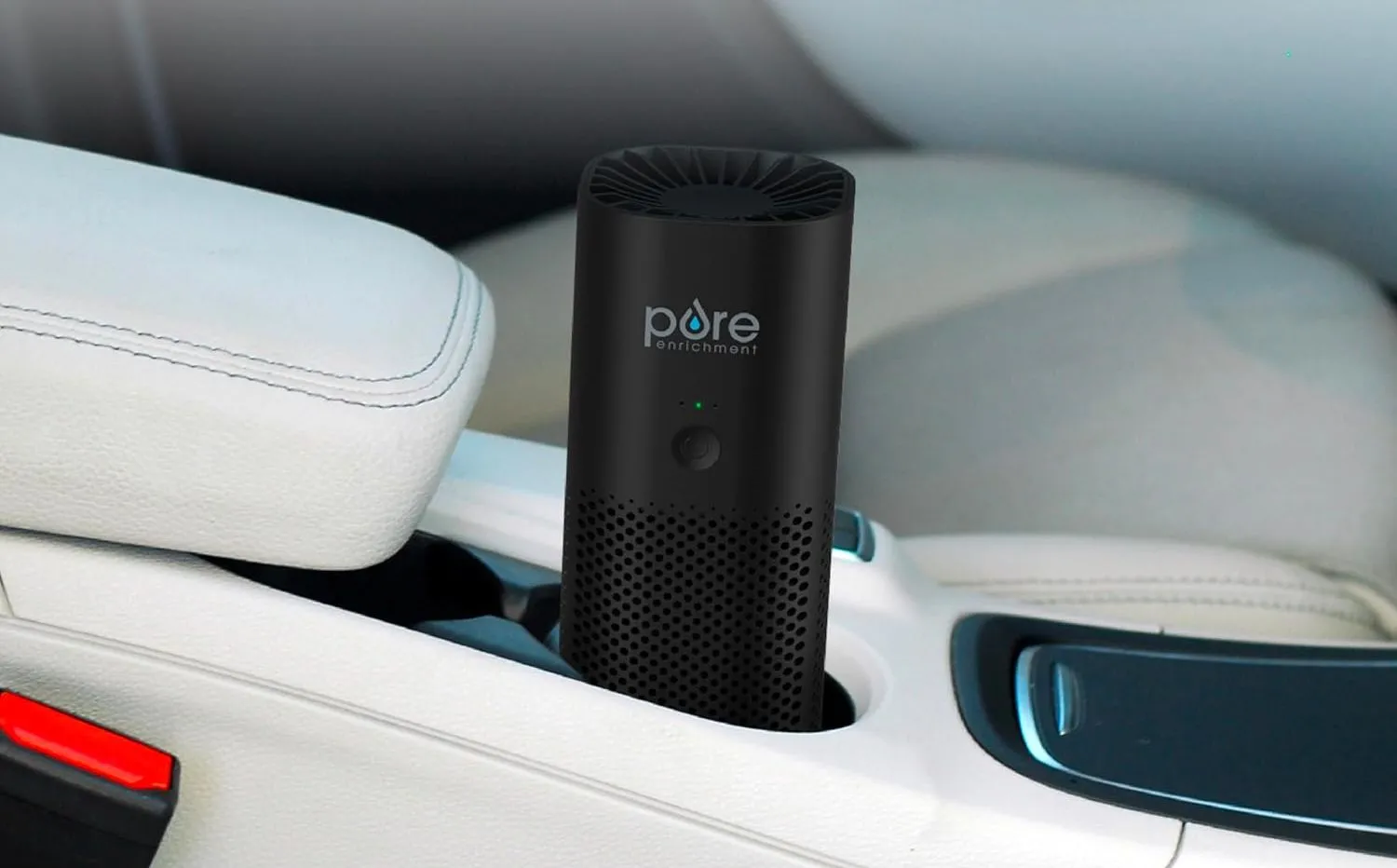 Máy lọc không khí di động PureZone Mini đặt trong hộc để cốc ô tô