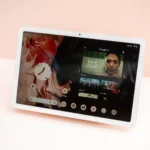 Máy tính bảng Google Pixel hiển thị màn hình chính với giao diện mở của Android