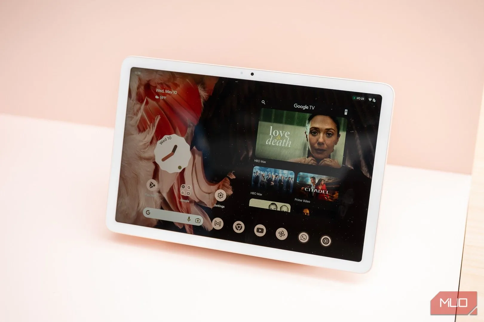 Máy tính bảng Google Pixel hiển thị màn hình chính với giao diện mở của Android