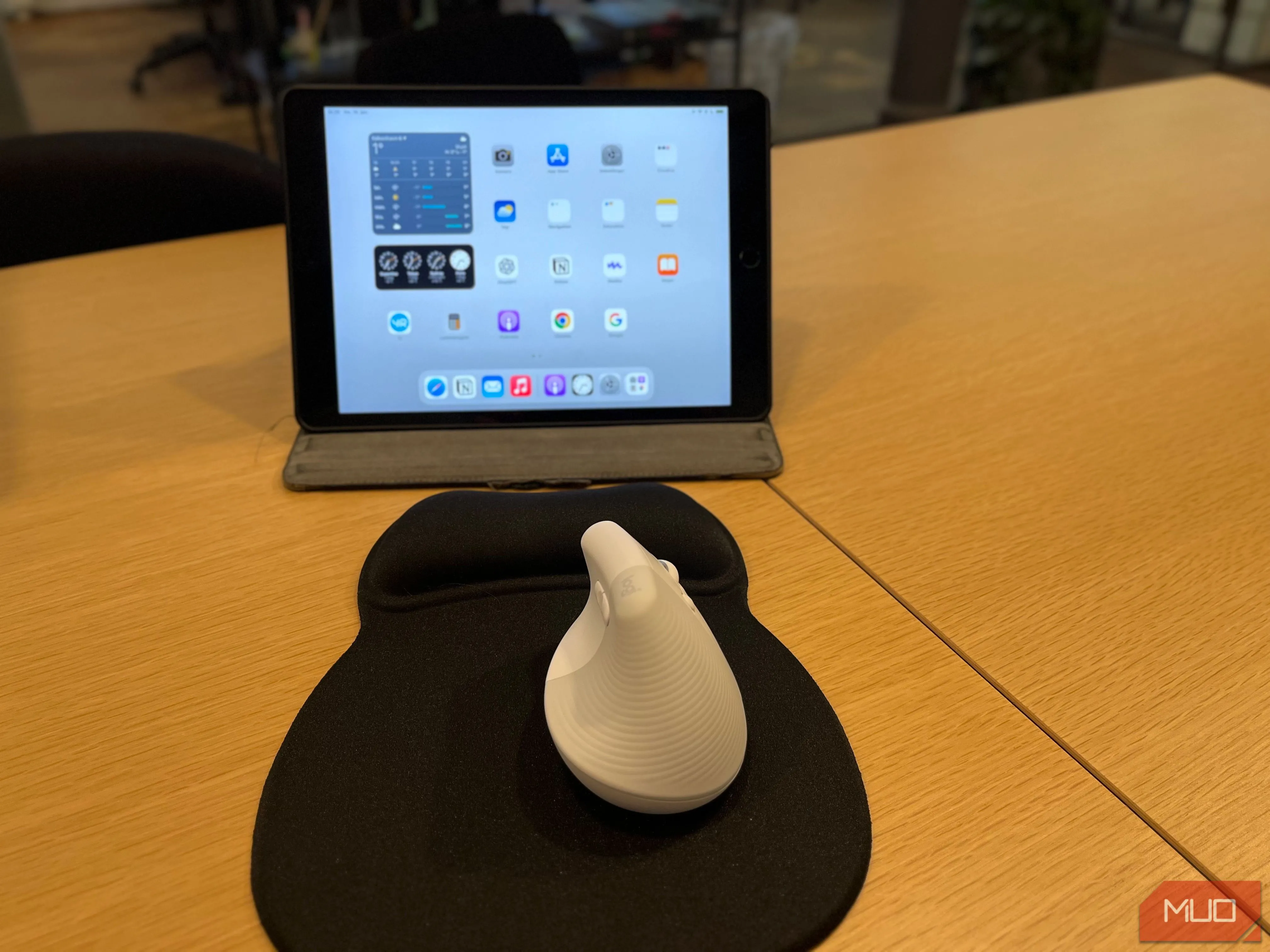 Máy tính bảng iPad Pro và chuột không dây màu trắng đặt cạnh nhau