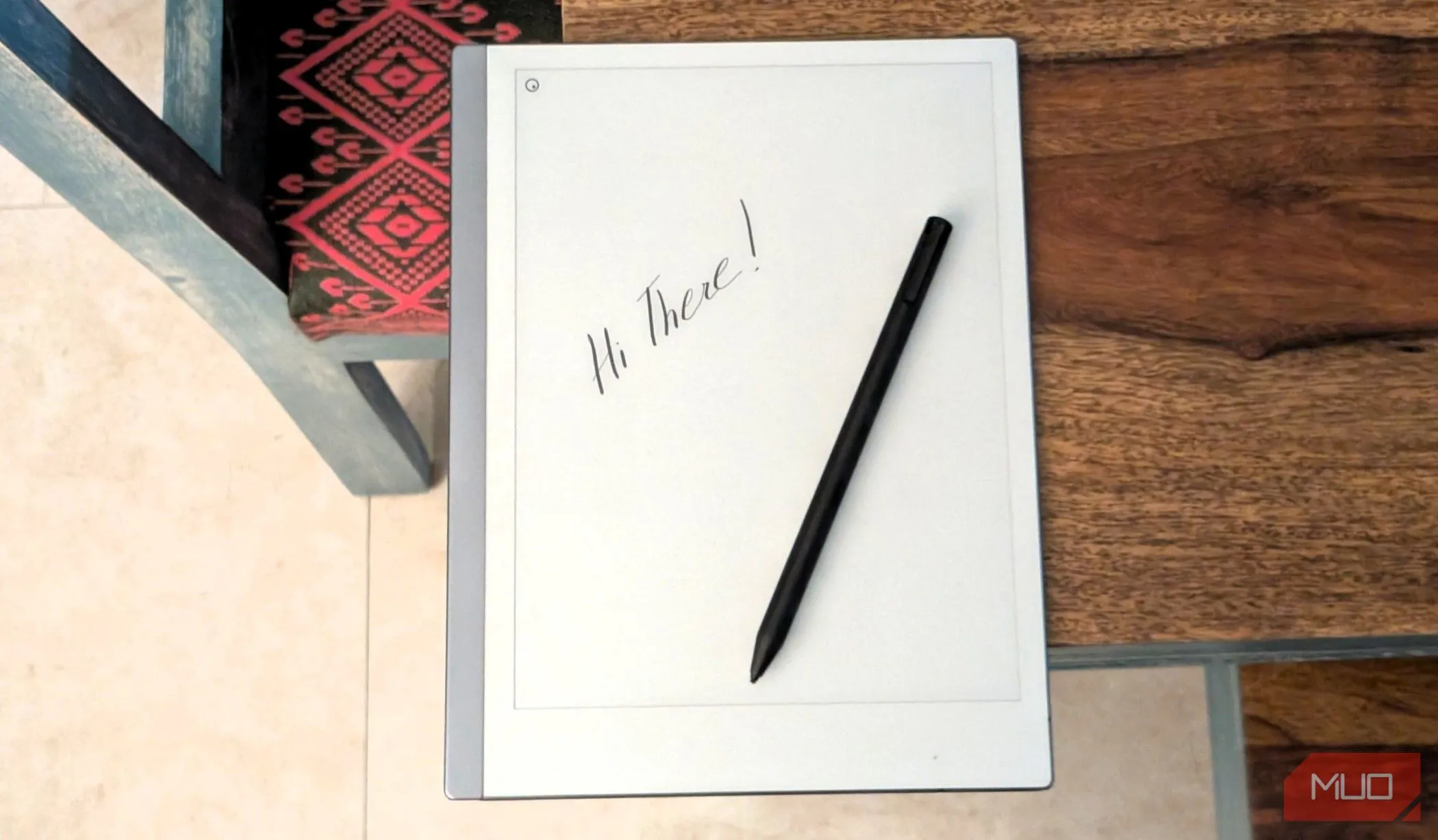 Máy tính bảng reMarkable 2 màu trắng kèm bút cảm ứng Marker trên nền tối