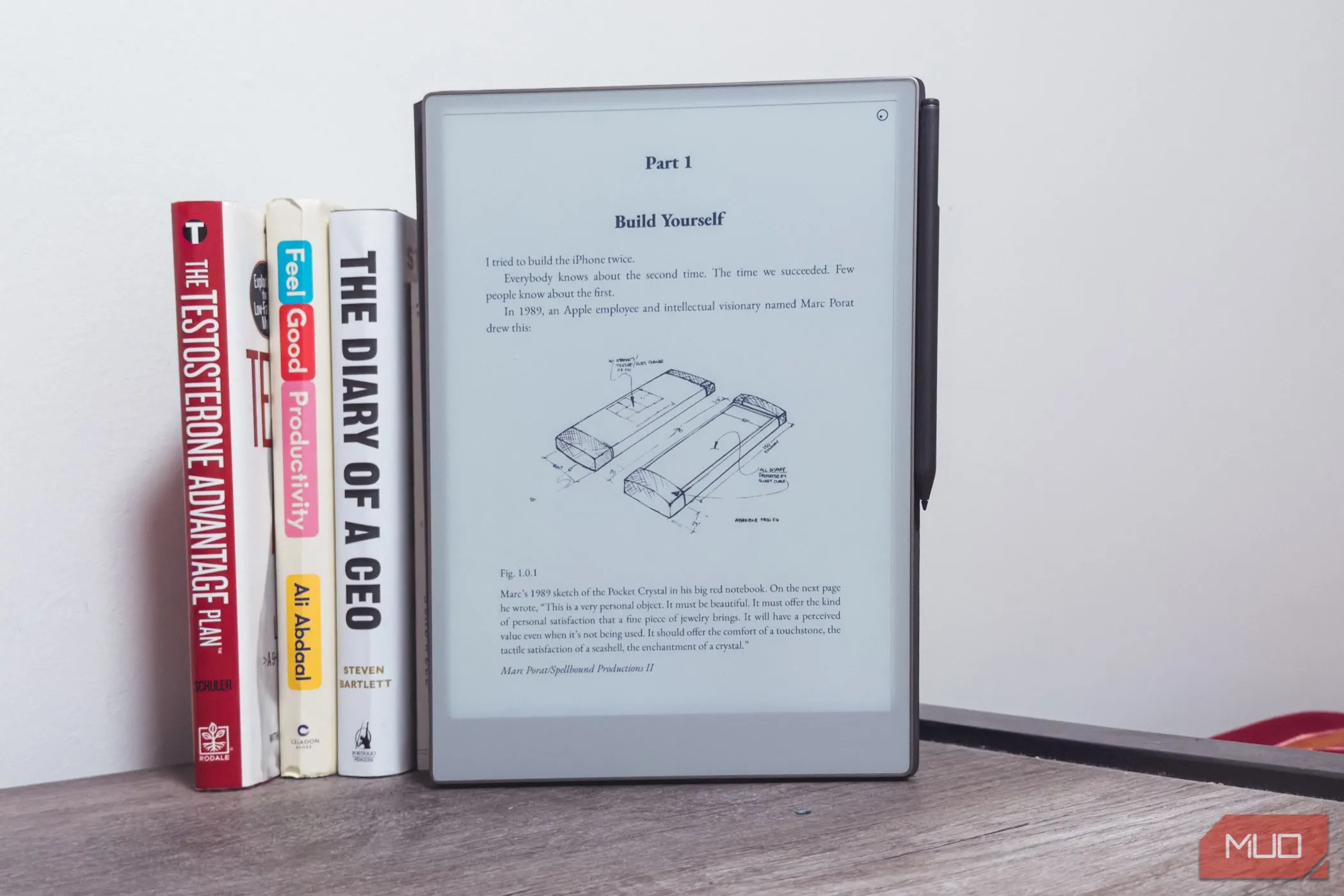 Máy tính bảng reMarkable Paper Pro đặt cạnh sách trên bàn gỗ, thể hiện kích thước và trải nghiệm đọc sách.
