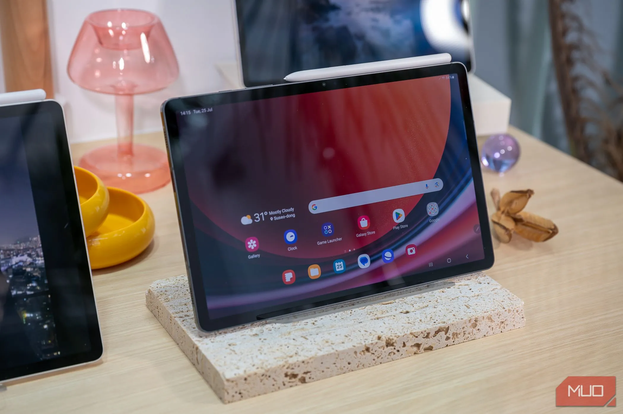 Máy tính bảng Samsung Galaxy Tab S9 hiển thị màn hình chính, thiết bị hỗ trợ tính năng đa cấu hình người dùng