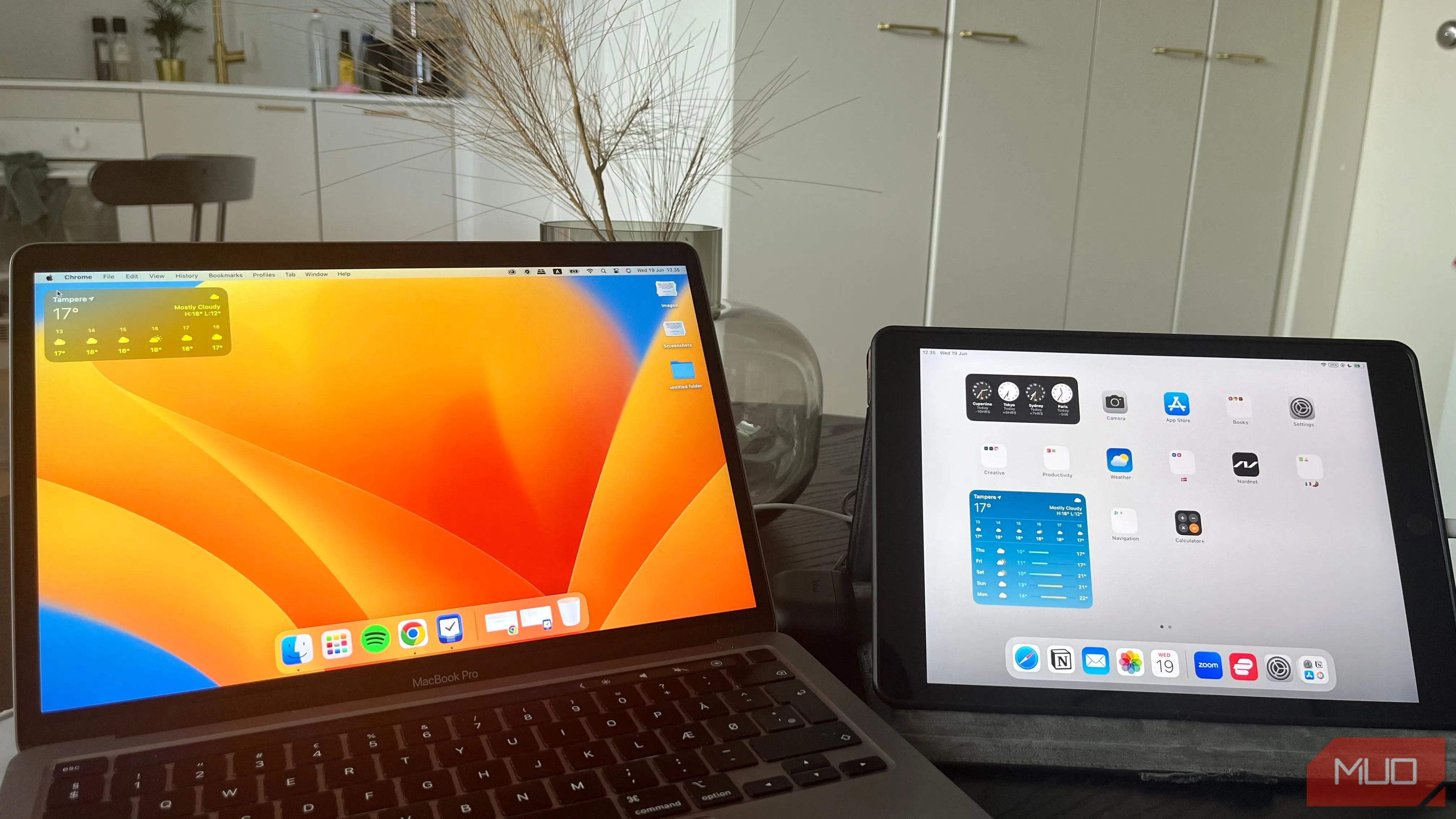Máy tính MacBook và iPad được đặt cạnh nhau trên bàn, minh họa cách iPad hoạt động như màn hình thứ hai cho làm việc hiệu quả.