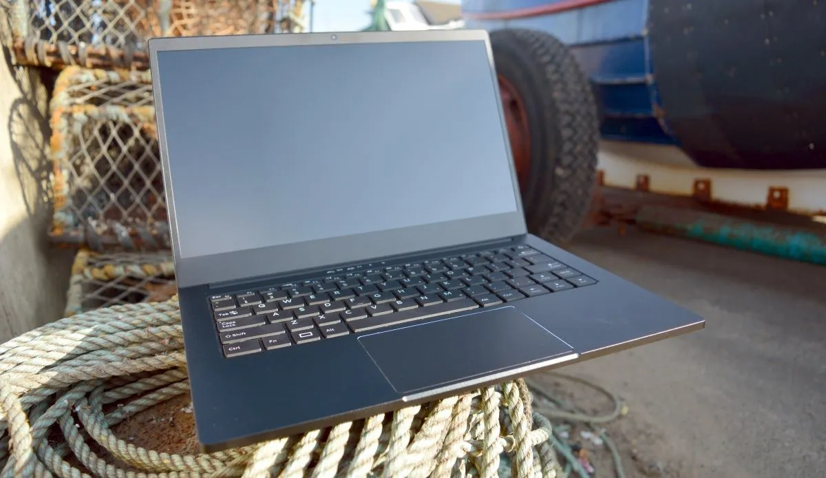 Máy tính xách tay Librem đặt cạnh xe kéo