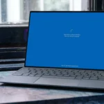 Máy tính xách tay Windows 11 đang hiển thị màn hình cập nhật, có thể gây ra lỗi hệ thống như sự cố File Explorer.