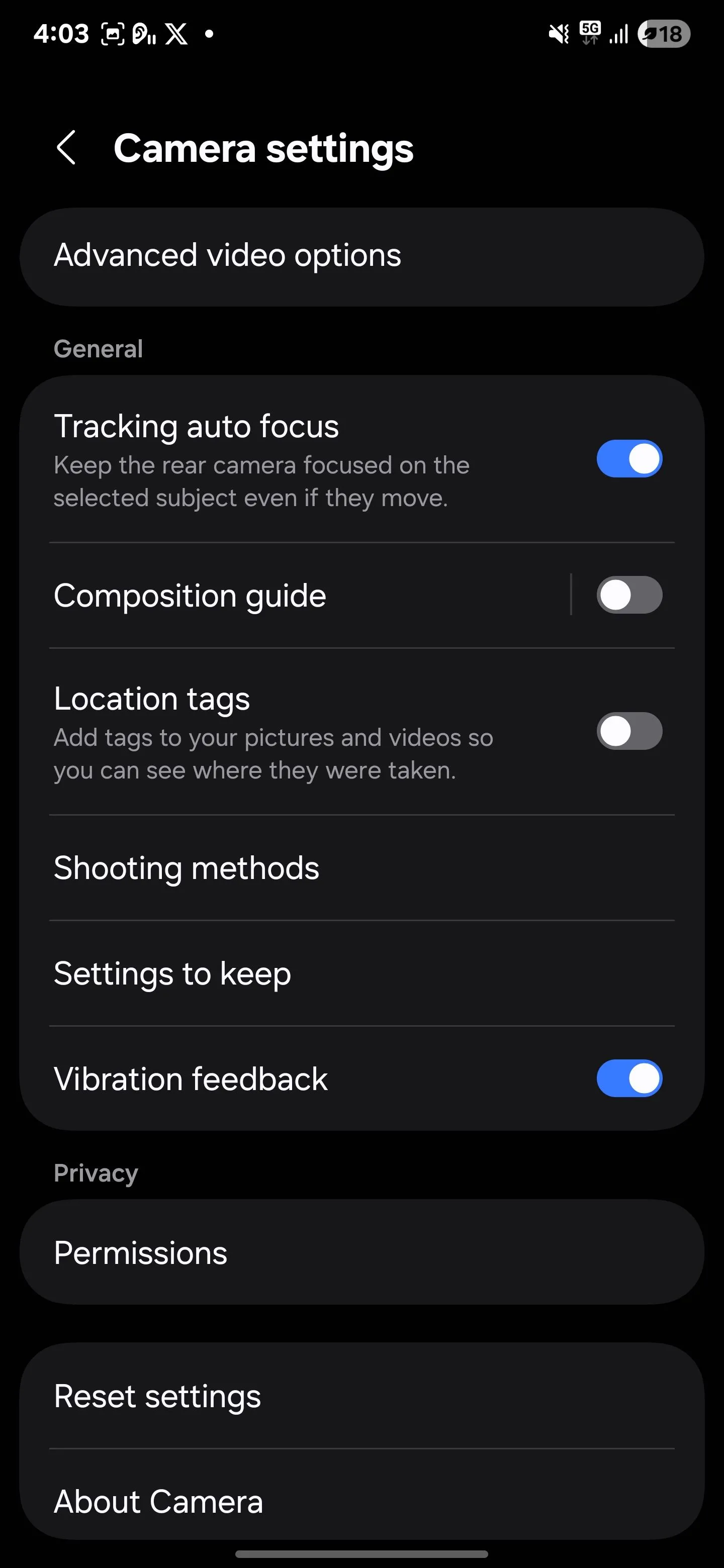 Menu cài đặt hướng dẫn bố cục trong ứng dụng camera Samsung, với tùy chọn bật đường lưới