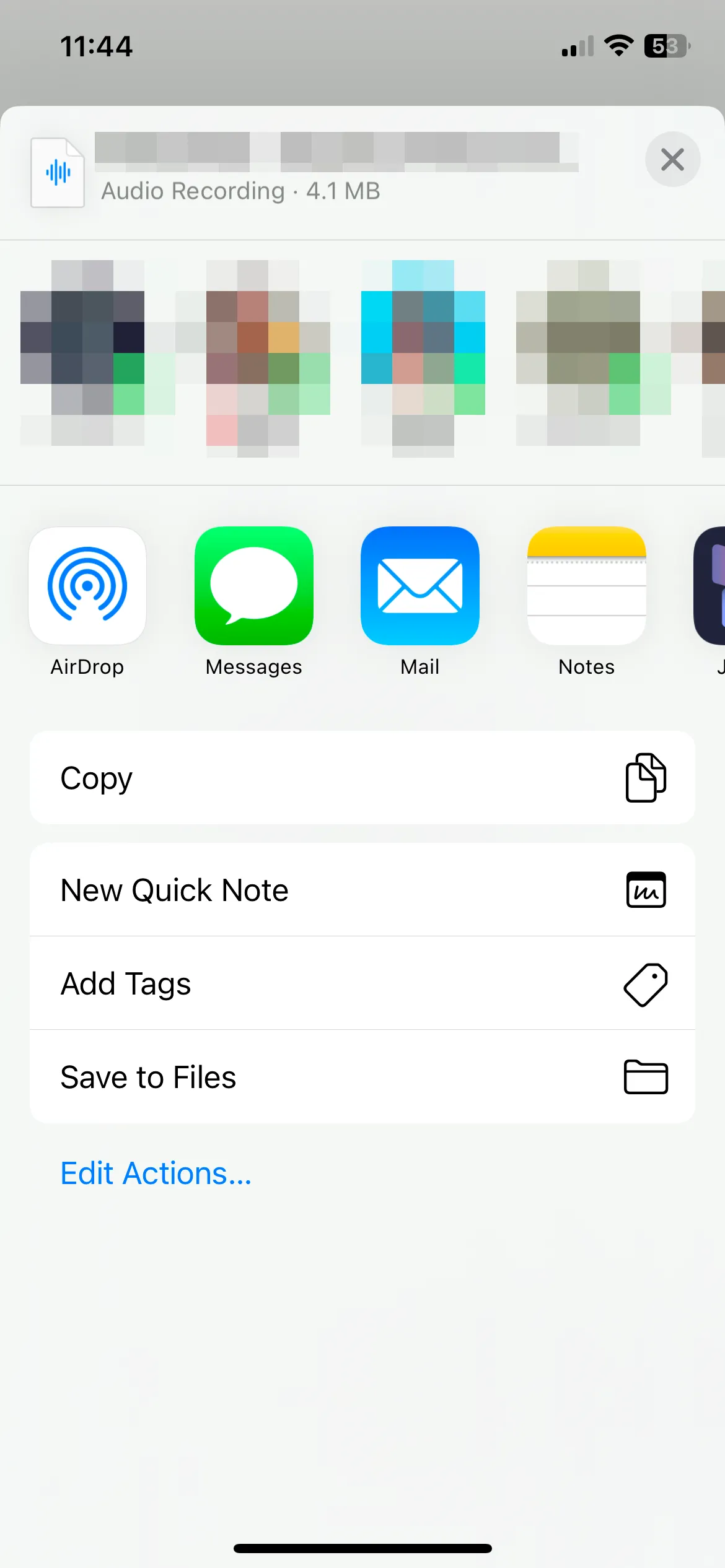 Menu Chia sẻ của một tệp âm thanh trong ứng dụng Tệp trên iPhone.