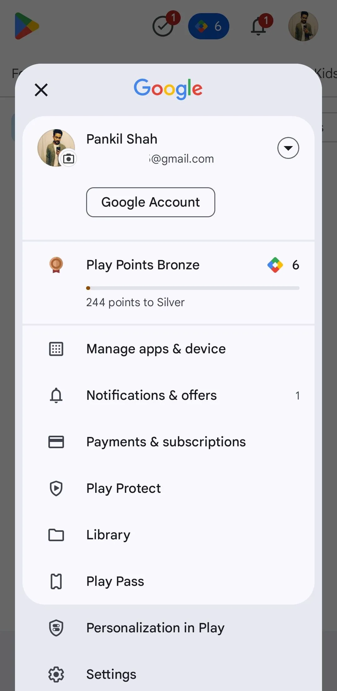 Menu chính của Google Play Store trên điện thoại Android, chuẩn bị truy cập phần quản lý ứng dụng và thiết bị