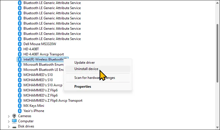 Menu ngữ cảnh của thiết bị Bluetooth trong Device Manager trên Windows 11, hiển thị tùy chọn &quot;Uninstall device&quot;.