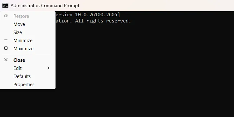 Menu tùy chọn xuất hiện khi nhấp vào biểu tượng Command Prompt ở góc trên bên trái cửa sổ