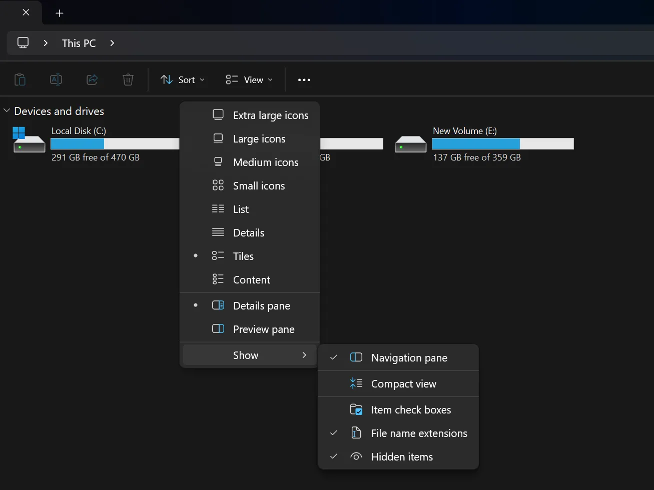 Menu View trong File Explorer hiển thị tùy chọn hiển thị phần mở rộng tên tệp được kích hoạt