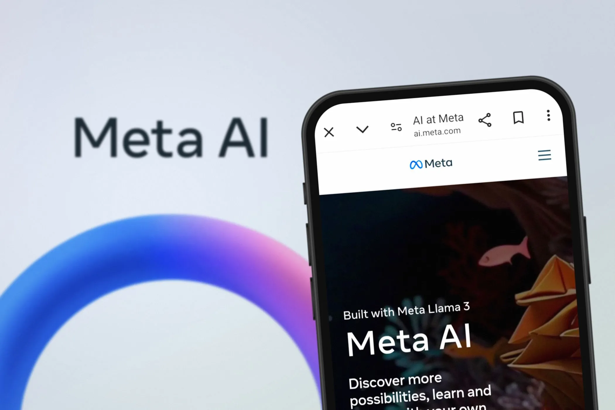 Meta AI hiển thị trên màn hình điện thoại và máy tính, minh họa việc thu thập dữ liệu người dùng