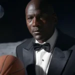 Michael Jordan chơi bóng rổ trên mặt trăng trong bộ tuxedo, được tạo bởi AI