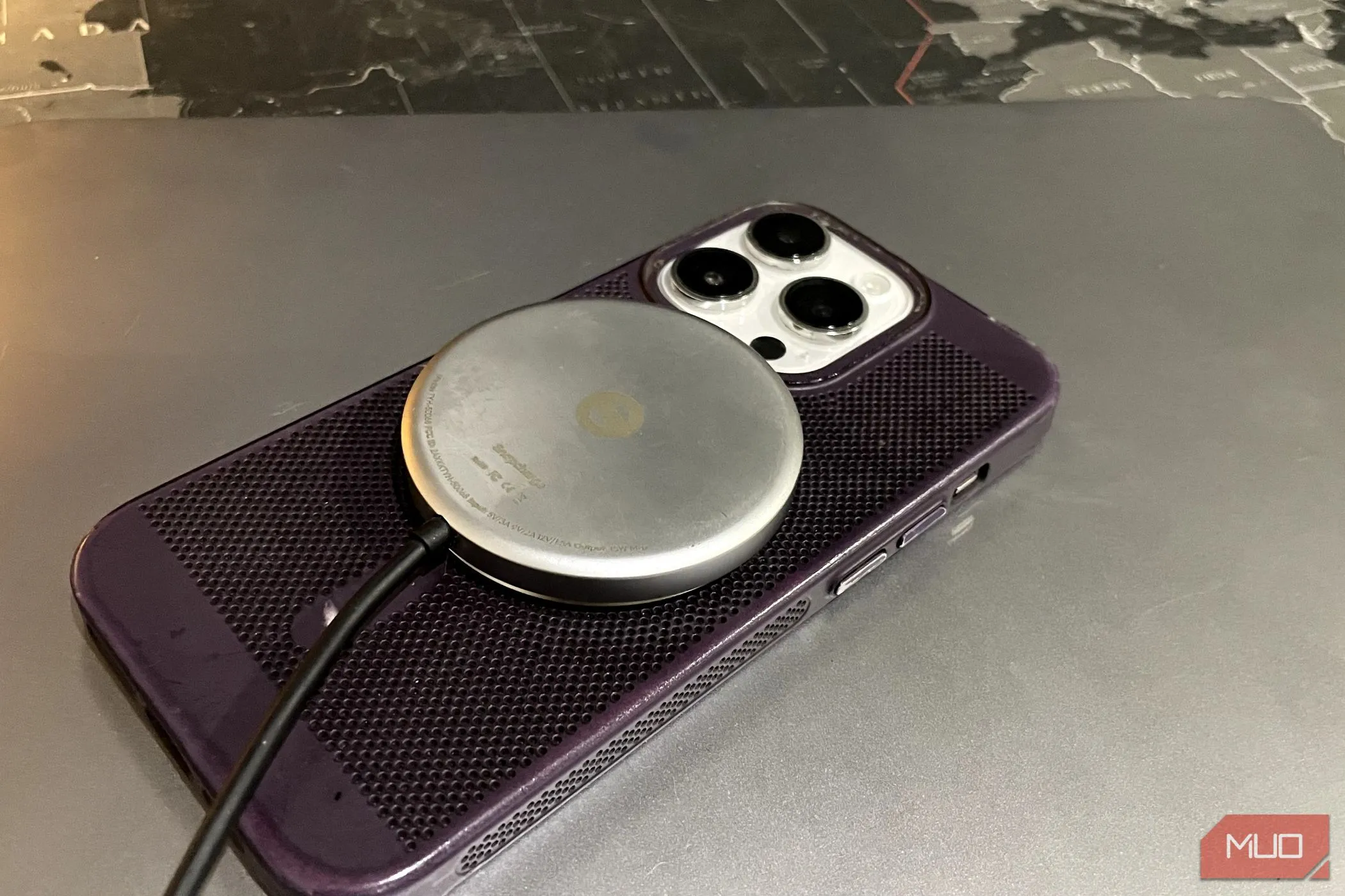 Miếng sạc không dây đang sạc pin cho một chiếc iPhone, minh họa phương thức sạc không dây và hiệu quả của nó