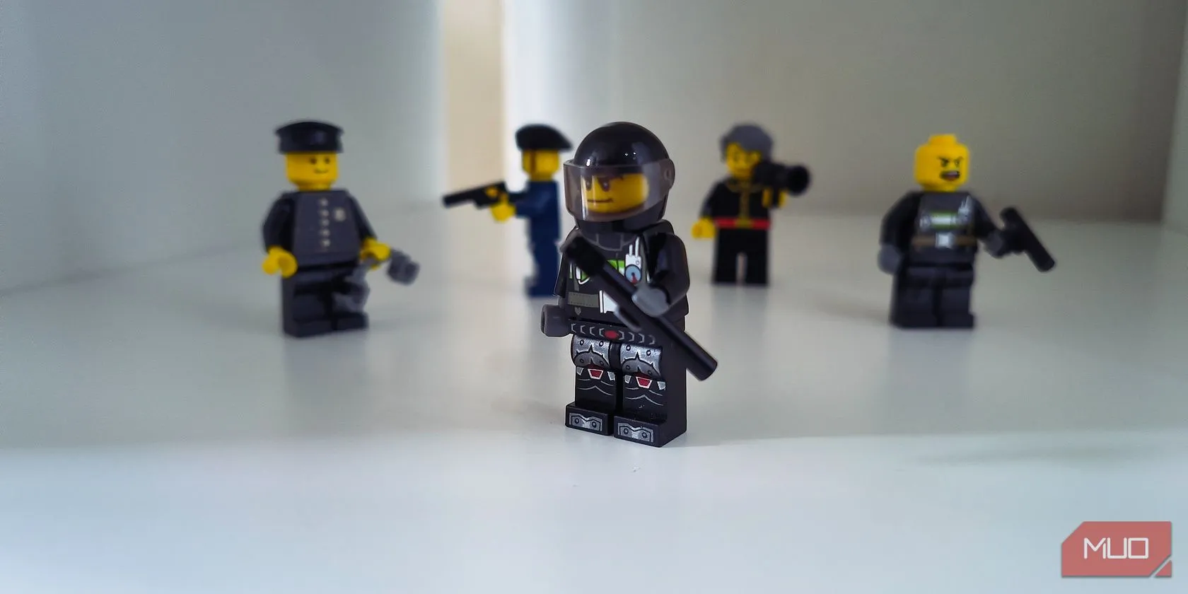 Minh họa cảnh sát truy quét bằng mô hình Lego, biểu trưng cho việc các cơ quan pháp luật giám sát Dark Web