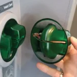 Minh họa thiết bị skimmer giả mạo đặt chồng lên khe đọc thẻ thật tại cây ATM