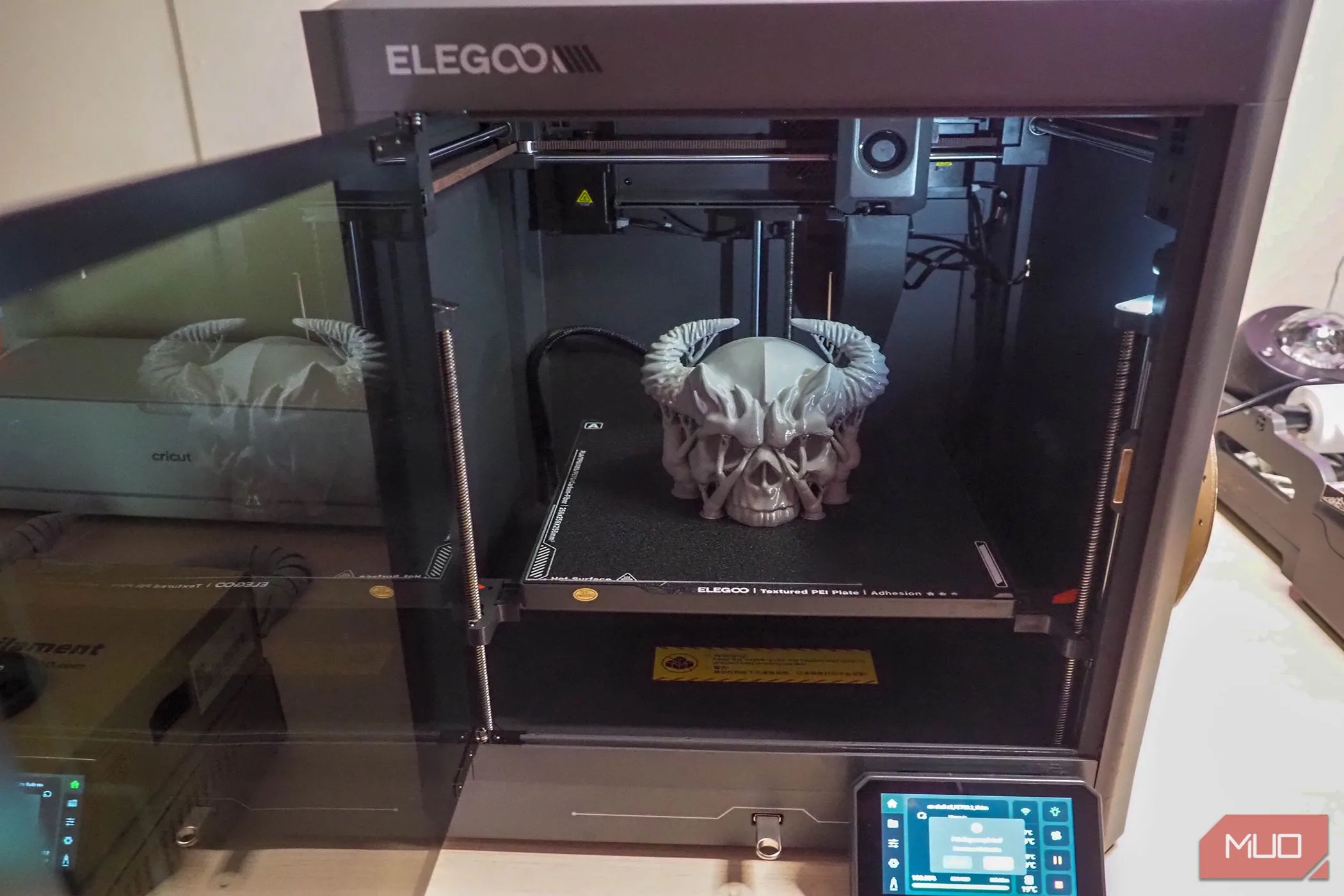 Mô hình đầu lâu được in 3D bằng Elegoo Centauri Carbon, thể hiện độ chi tiết và chất lượng bề mặt ấn tượng.