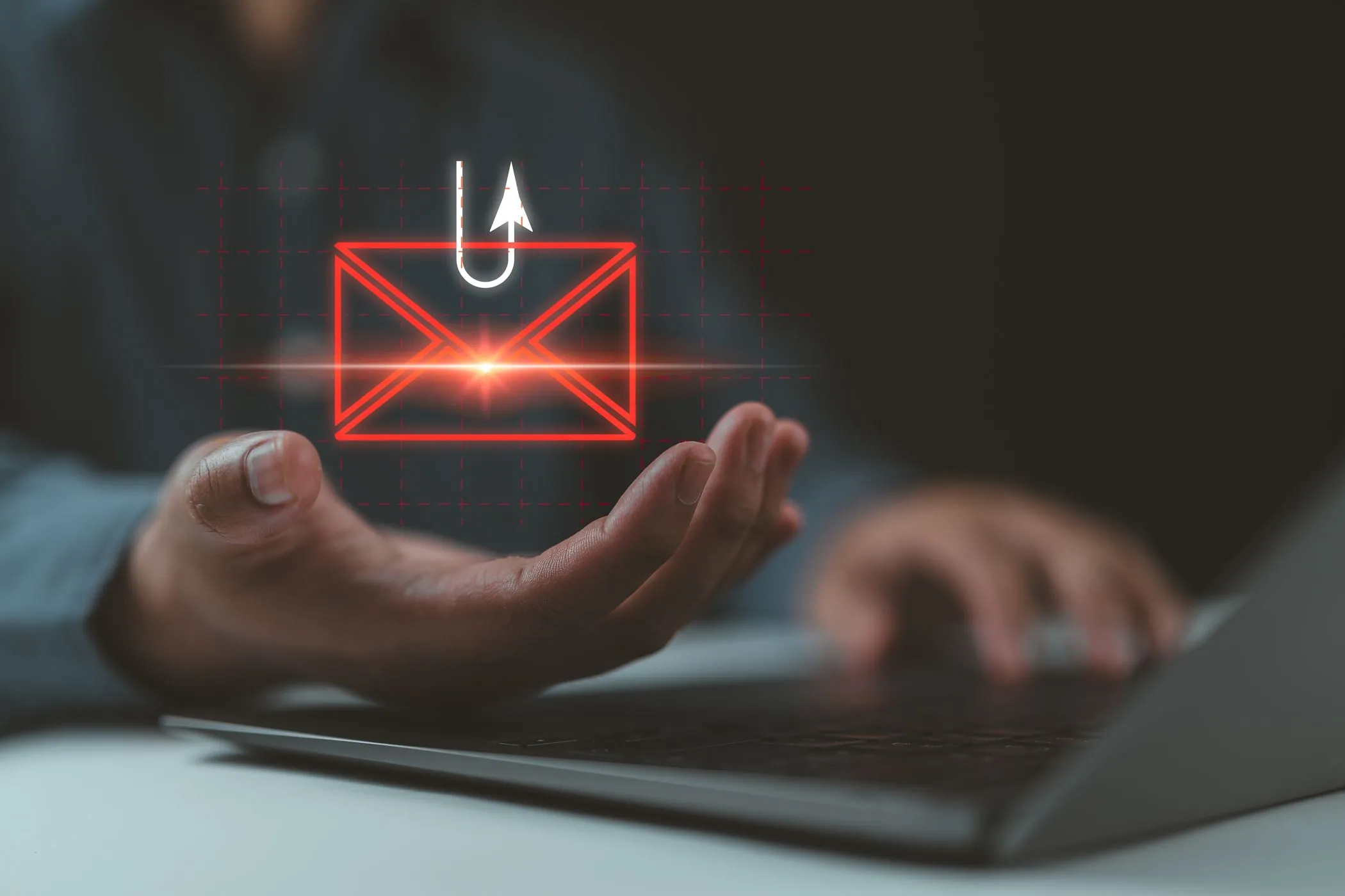 Móc câu và biểu tượng email bên cạnh máy tính xách tay, cảnh báo lừa đảo tuyển dụng trực tuyến