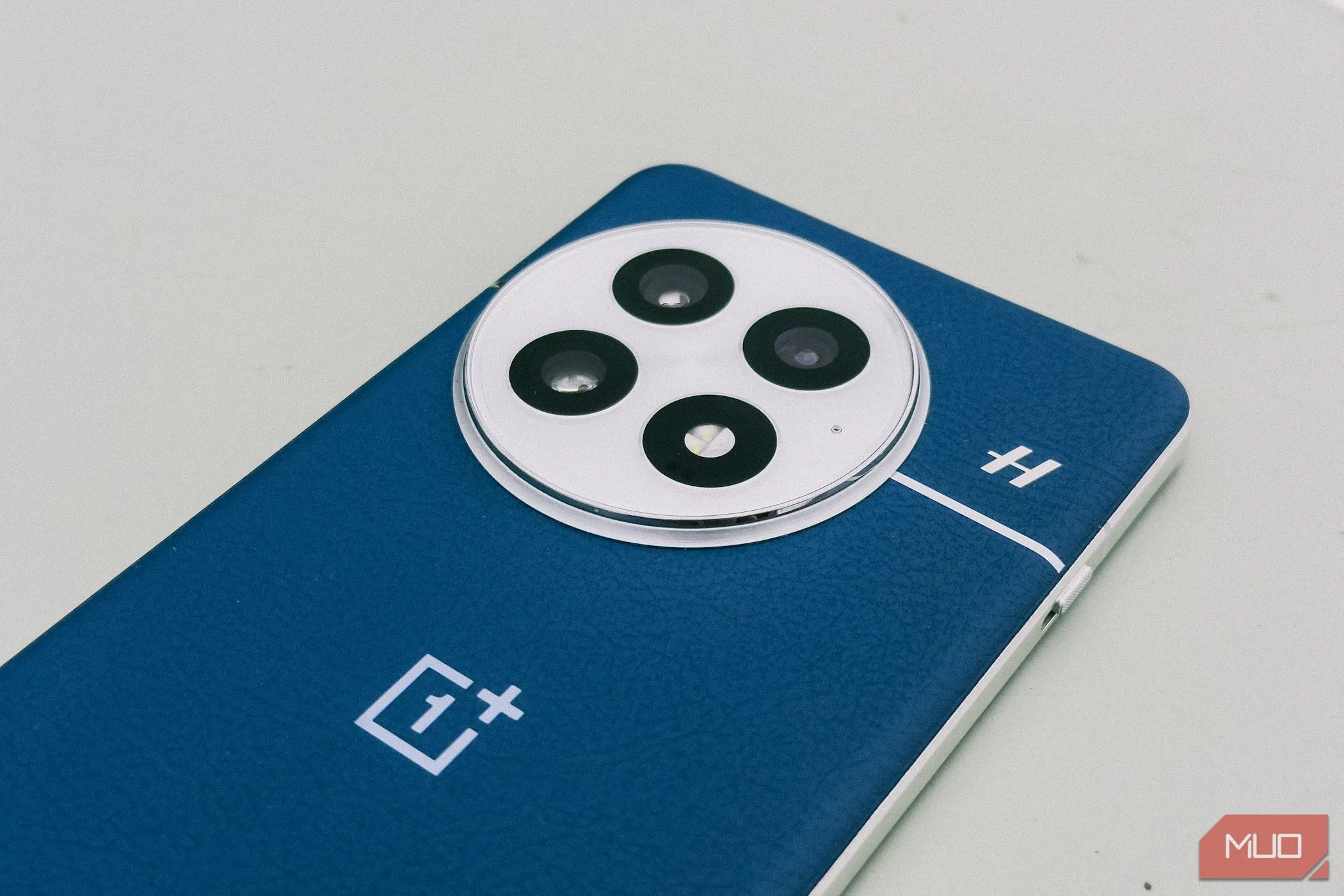 Module camera Hasselblad tiên tiến trên OnePlus 13.