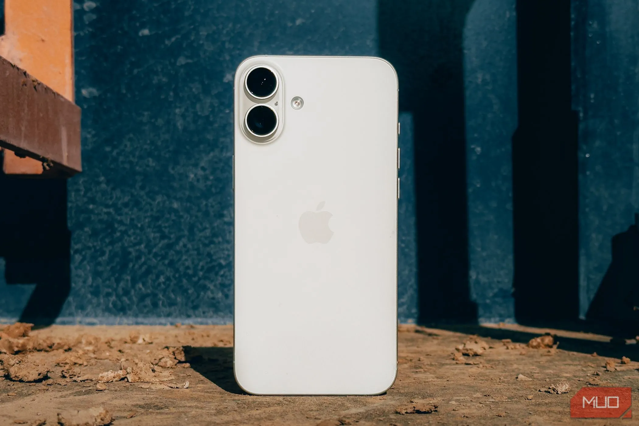 Một chiếc iPhone nằm trên vỉa hè, hình ảnh tượng trưng cho iPhone bị mất hoặc đánh rơi