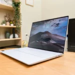 Một chiếc laptop Dell XPS 14 9440 chạy hệ điều hành Windows đặt trên bàn, thể hiện sự đa dạng phần cứng của Windows.