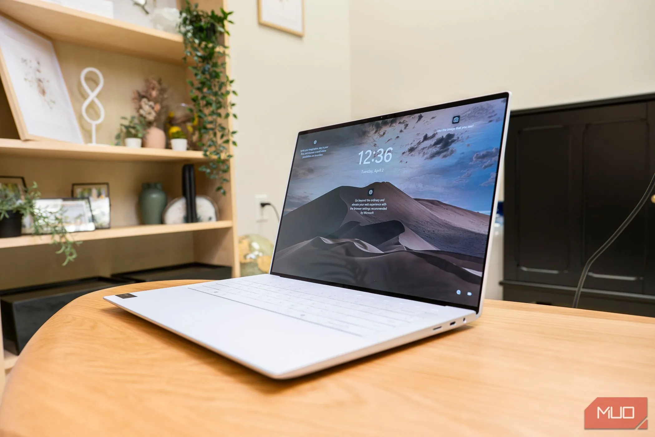 Một chiếc laptop Dell XPS 14 9440 chạy hệ điều hành Windows đặt trên bàn, thể hiện sự đa dạng phần cứng của Windows.