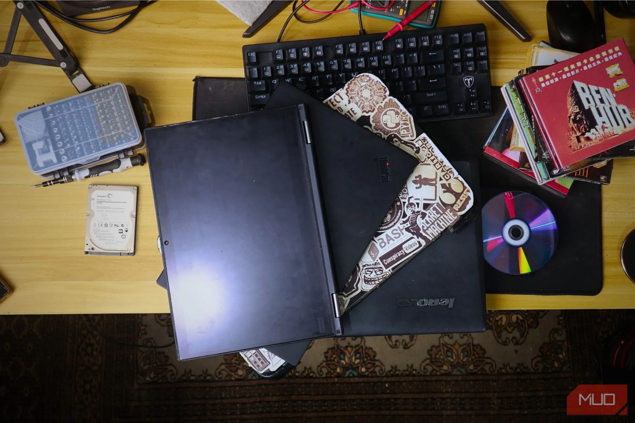 Một chồng laptop cũ, thể hiện các thiết bị lỗi thời có thể làm sai lệch kết quả kiểm tra tốc độ internet.