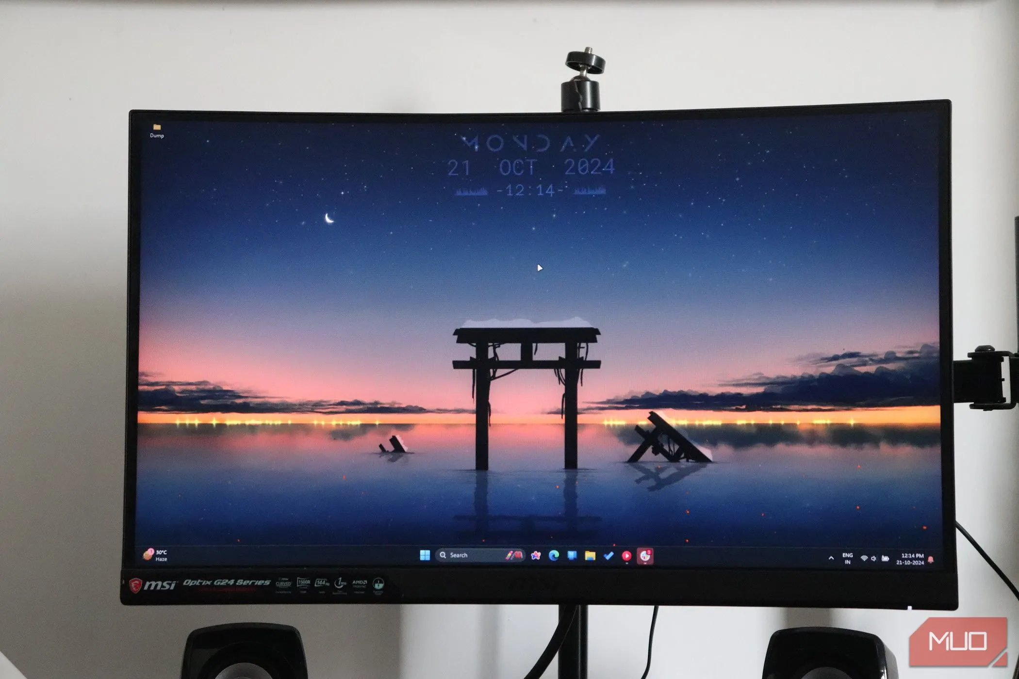 Một màn hình cong gắn trên cánh tay, thể hiện chi phí đầu tư cao cho màn hình OLED