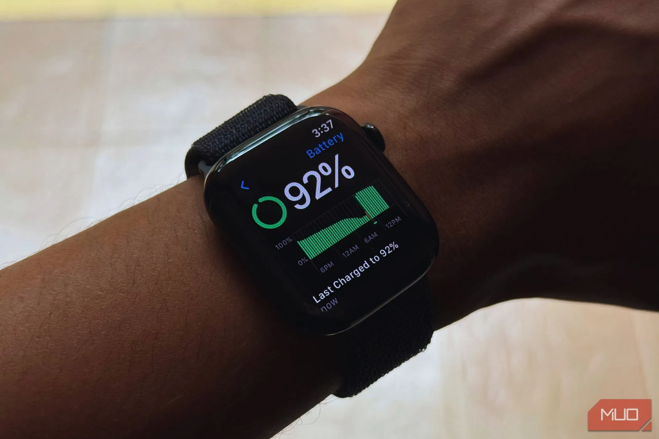 Một người đàn ông đeo Apple Watch Series 10 trên cổ tay, màn hình hiển thị thông tin thống kê pin.
