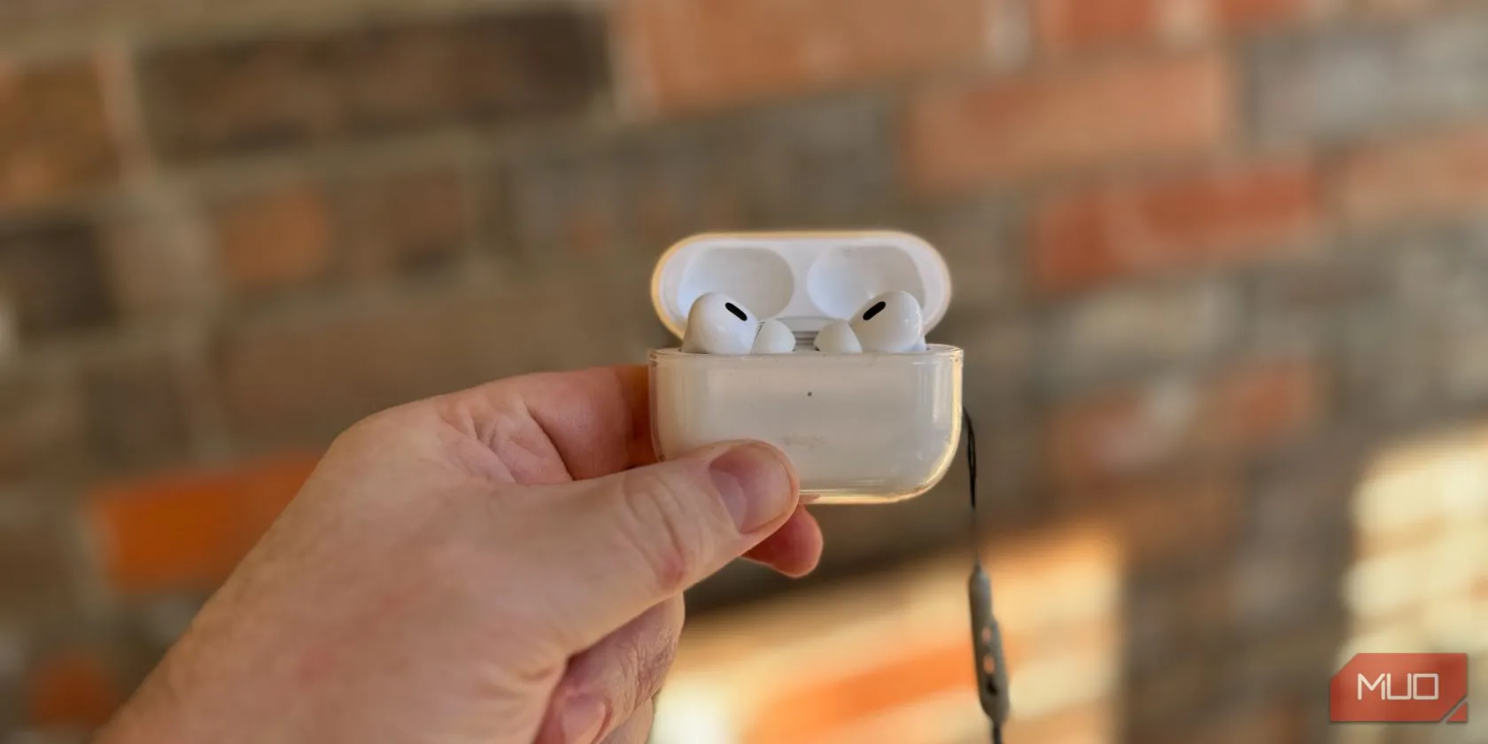 Một người đang cầm hộp sạc tai nghe Apple AirPods Pro