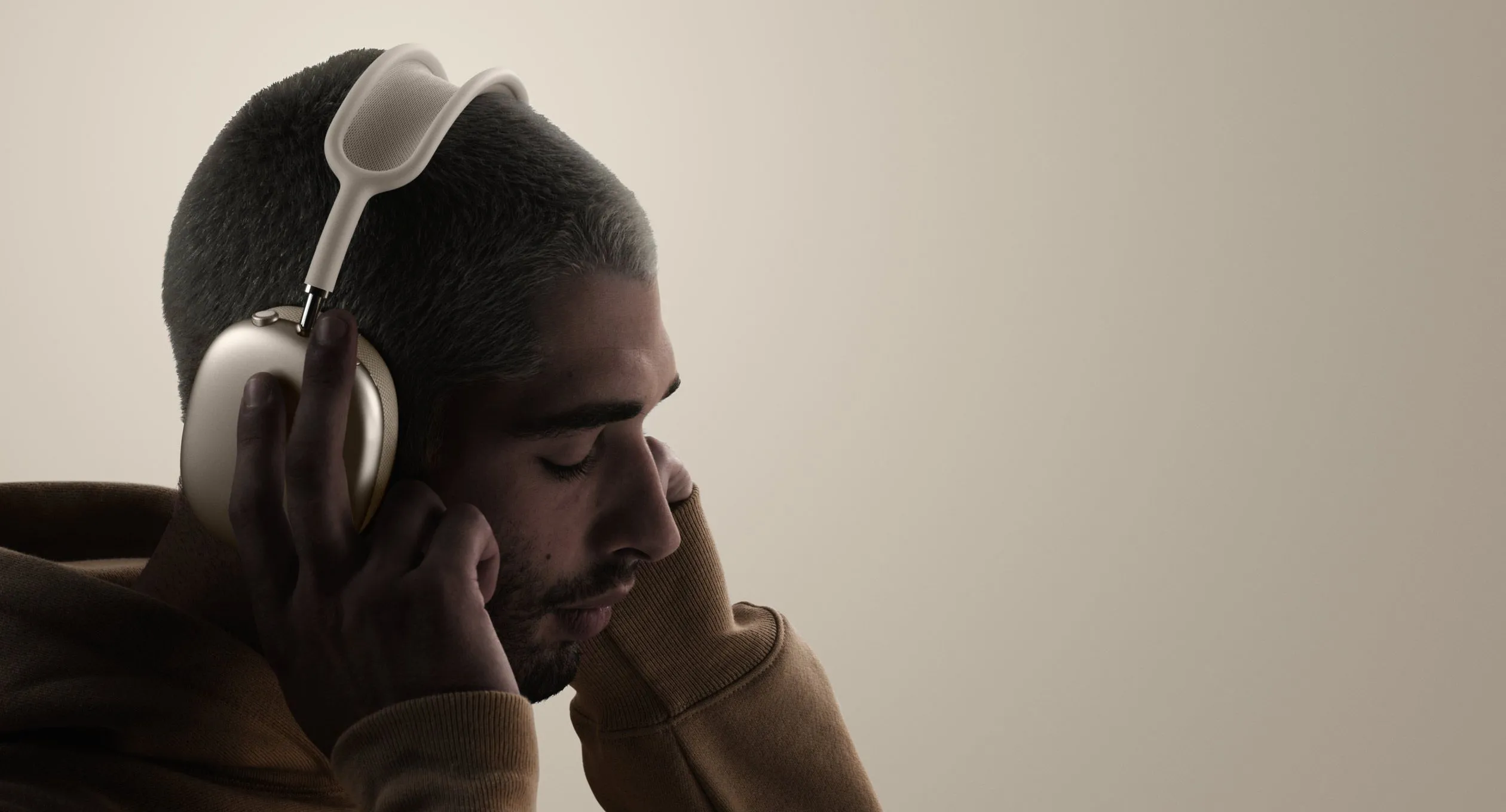 Một người đang đeo tai nghe AirPods Max, minh họa thiết kế cao cấp nhưng trọng lượng nặng có thể gây khó chịu