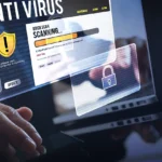 Một người đang sử dụng công cụ quét virus để bảo vệ máy tính khỏi ransomware