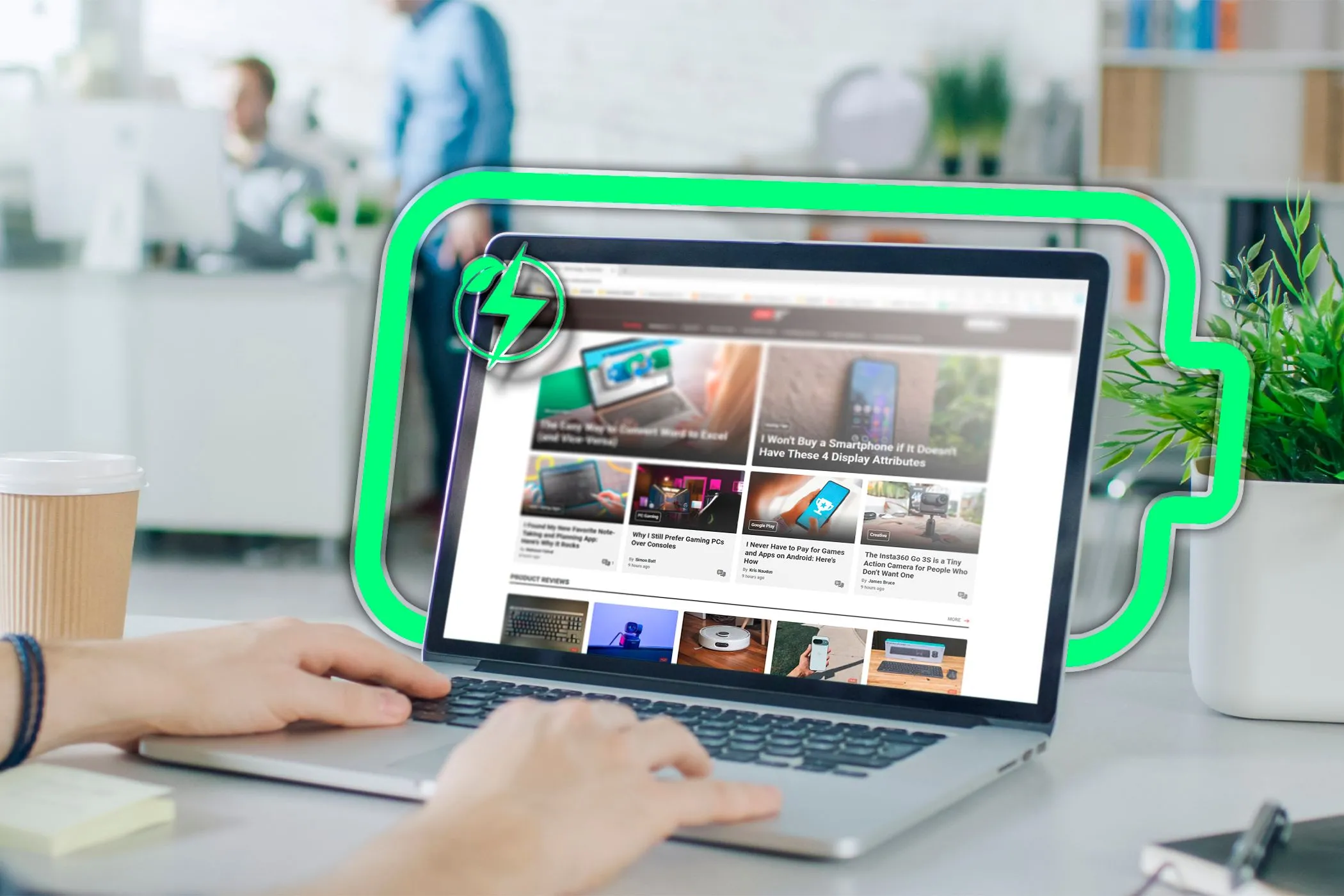 Một người đang sử dụng trình duyệt Microsoft Edge trên laptop với biểu tượng tiết kiệm năng lượng, nhấn mạnh khả năng tối ưu pin của Edge.