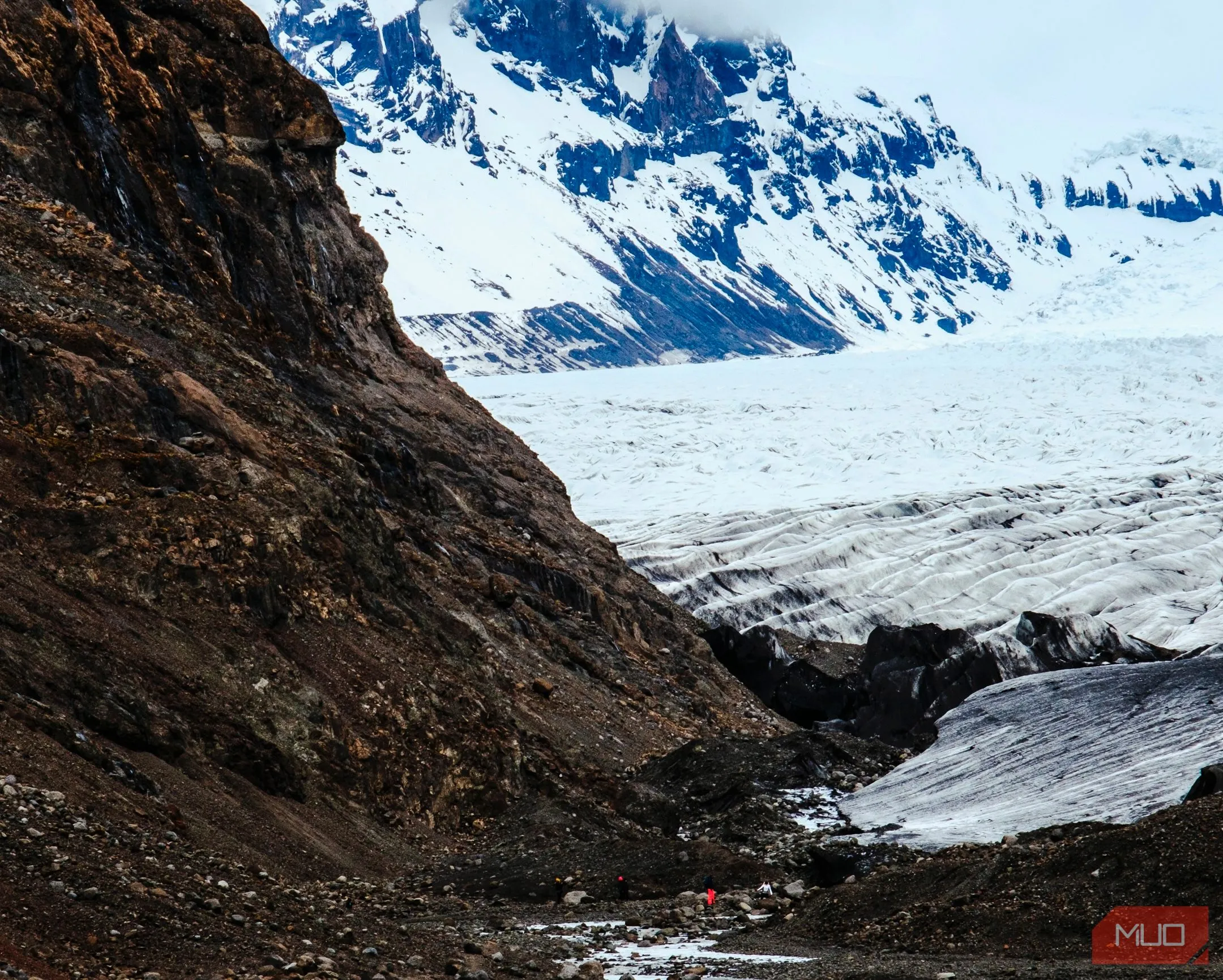Một người đi bộ đường dài giữa sông băng và núi trong công viên quốc gia Iceland