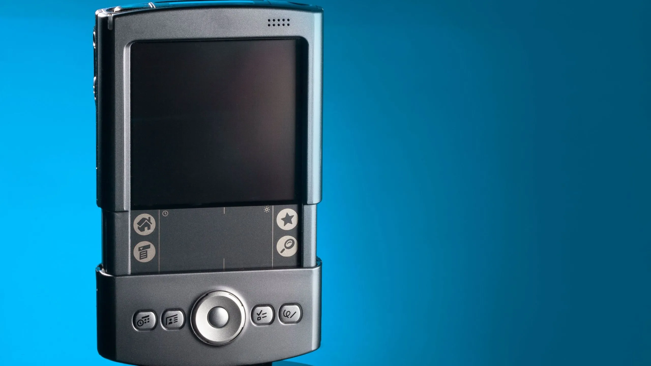 Một thiết bị trợ lý kỹ thuật số cá nhân (PDA) kiểu cũ, tiền thân của smartphone hiện đại, với màn hình đơn sắc và bút cảm ứng đặc trưng của kỷ nguyên công nghệ di động.