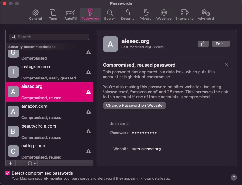 Mục &quot;Khuyến nghị bảo mật&quot; trong iCloud Keychain hiển thị các mật khẩu cần cập nhật trên thiết bị Apple.