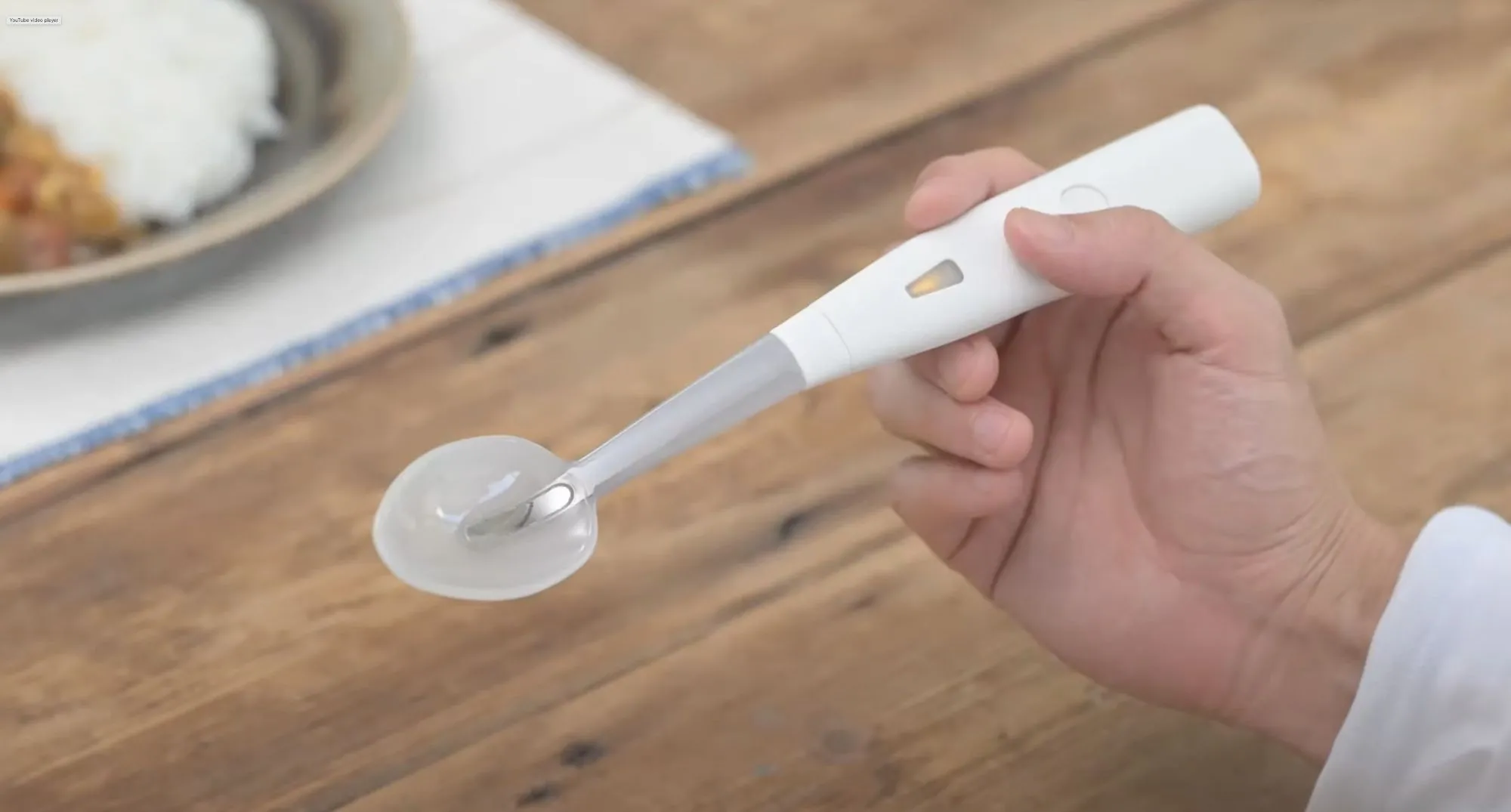 Muỗng điện tử Kirin Electric Salt Spoon có khả năng tăng cường vị mặn của thức ăn