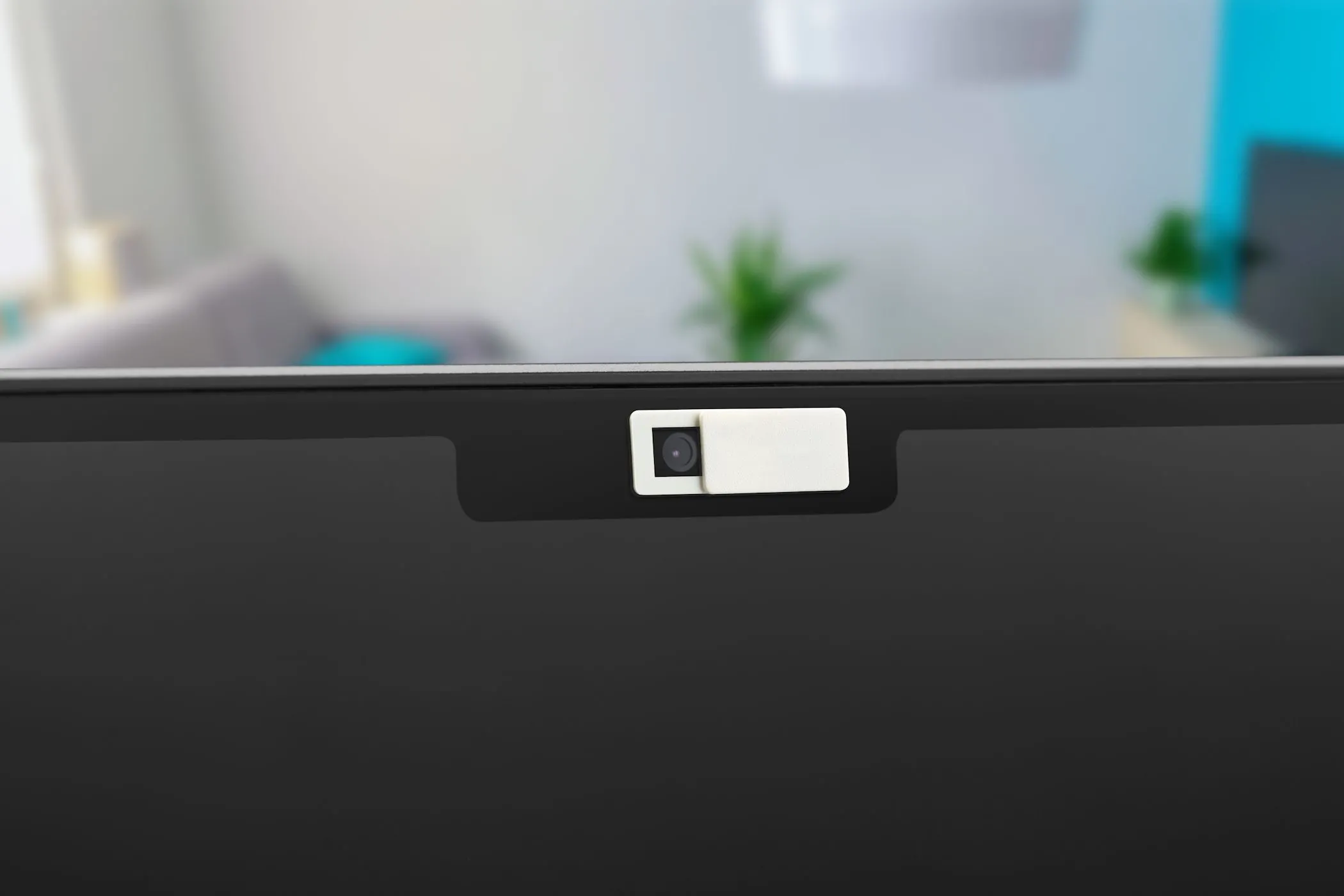 Nắp che webcam được đặt trên laptop MacBook Air