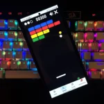 Người chơi điều khiển game Brick Breaker trên Google Search qua màn hình điện thoại cảm ứng.