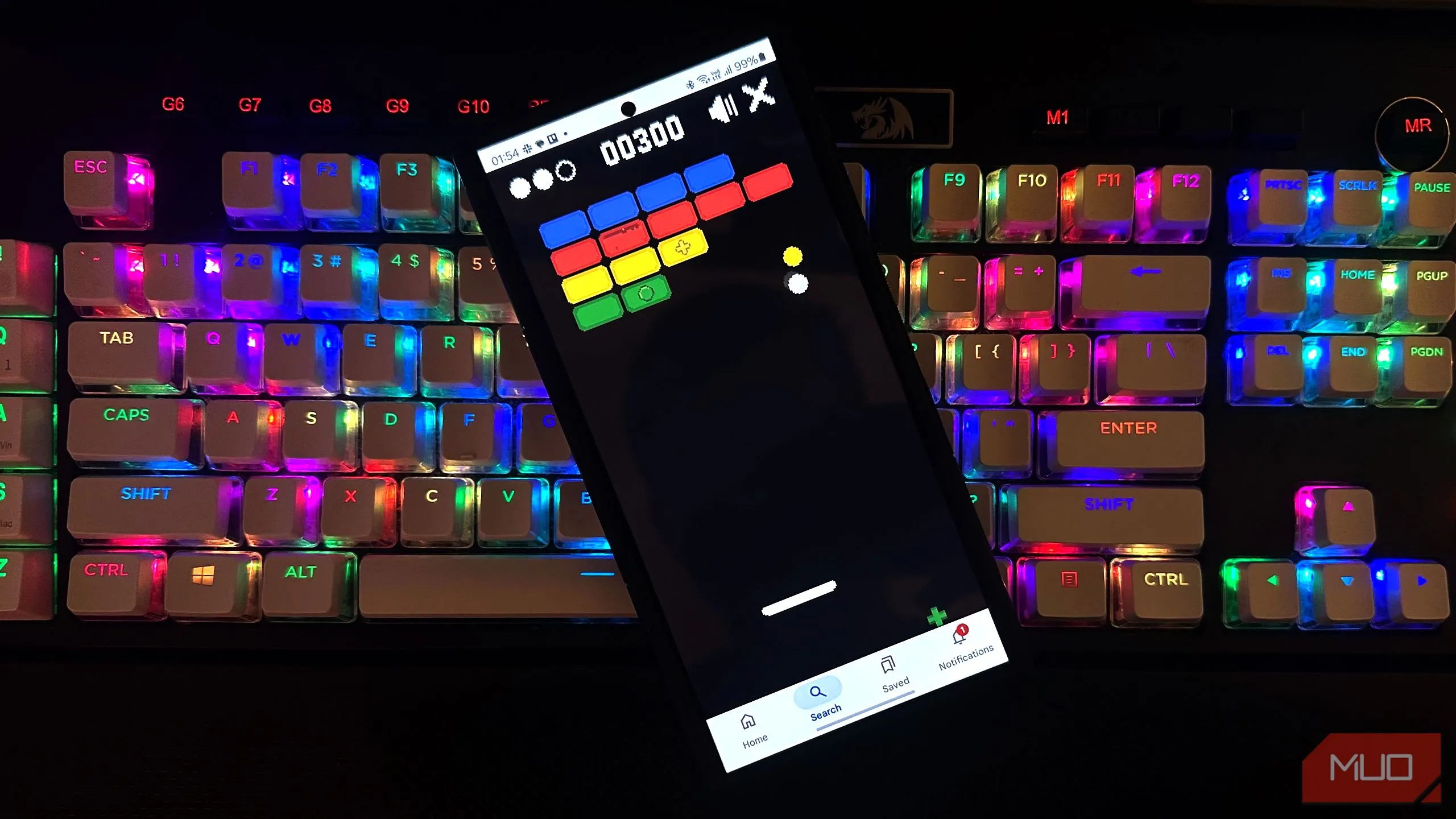 Người chơi điều khiển game Brick Breaker trên Google Search qua màn hình điện thoại cảm ứng.