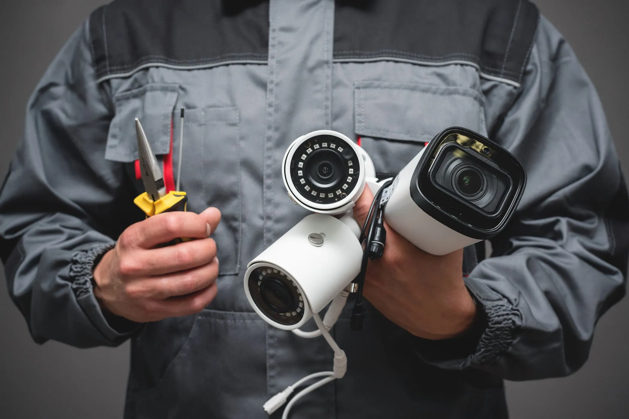 Người đàn ông cầm camera an ninh, tượng trưng cho việc Smart TV thu thập dữ liệu cá nhân