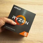 Người đàn ông cầm hộp chip AMD Ryzen 5