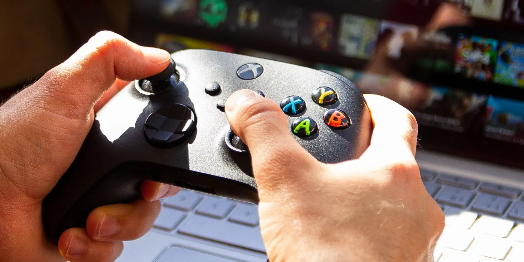 Người đàn ông chơi game với tay cầm Xbox trên Chromebook, cho thấy khả năng chơi game còn hạn chế trên thiết bị này.