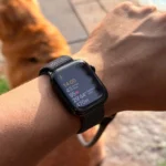 Người đàn ông đeo đồng hồ thông minh Apple Watch đang xem các chỉ số tập luyện thể dục trên ứng dụng.