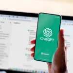 Người đàn ông sử dụng ChatGPT trên điện thoại thông minh và máy tính