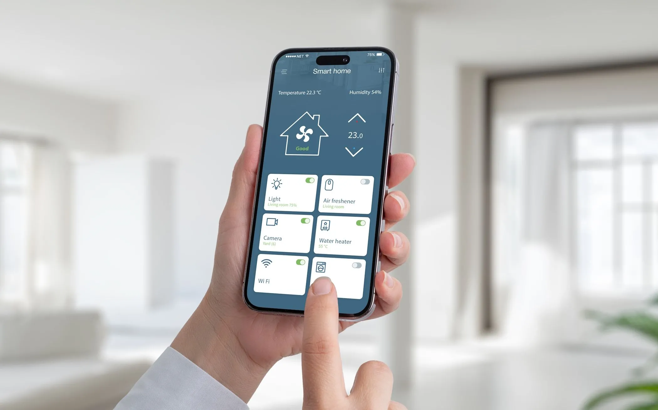 Người đàn ông sử dụng iPhone để điều khiển các thiết bị nhà thông minh như đèn, rèm cửa.