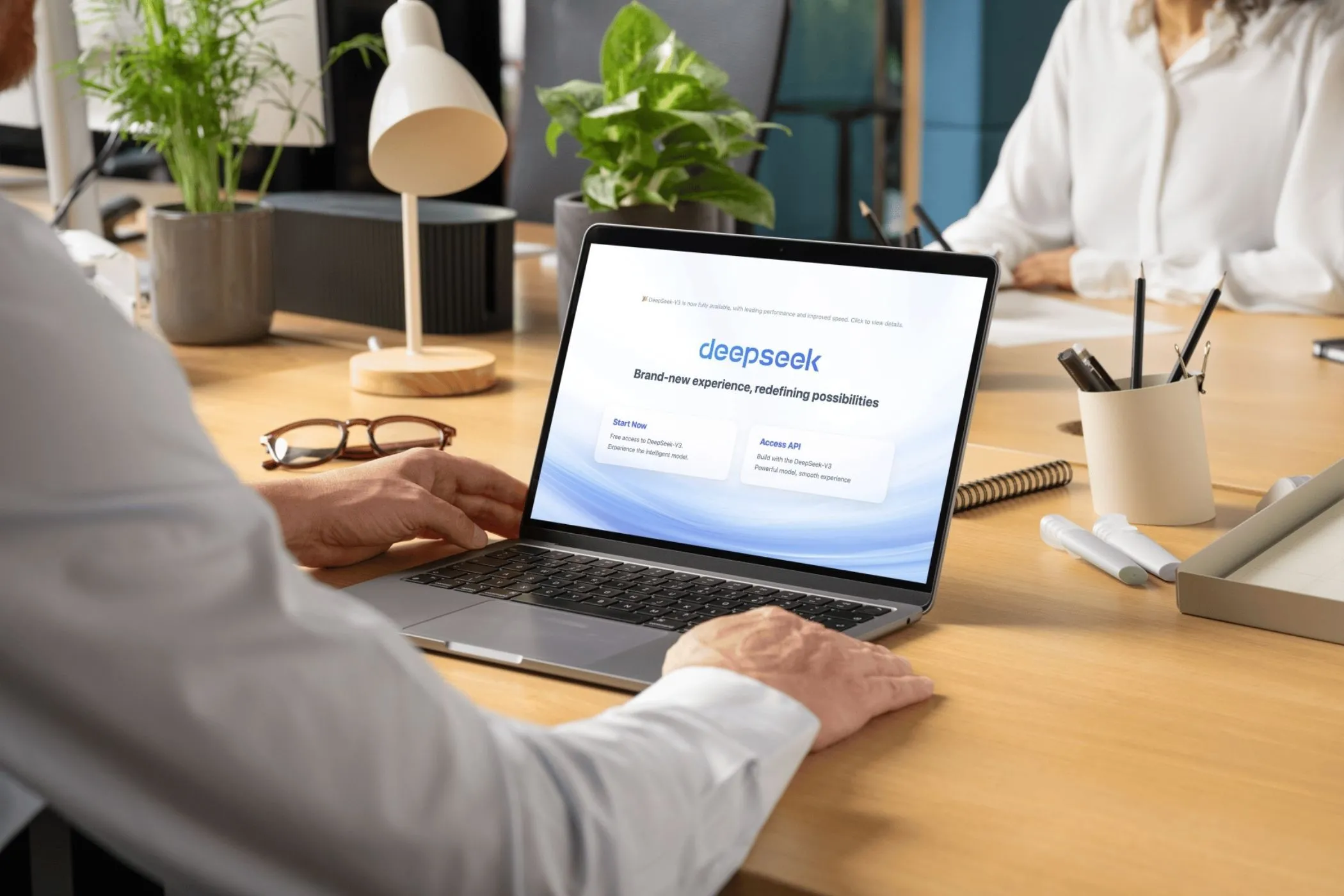 Người đàn ông sử dụng MacBook Pro truy cập trang web DeepSeek AI, minh họa rủi ro quyền riêng tư
